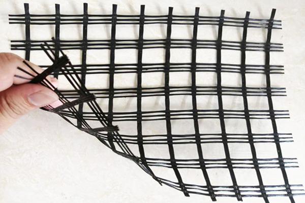 玻纖土工格柵在公路堤堰鋪設(shè)時(shí)注意什么？  第2張