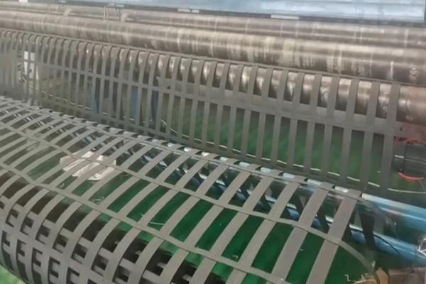 高韌性聚酯紗線集束土工格柵型號規格  第3張