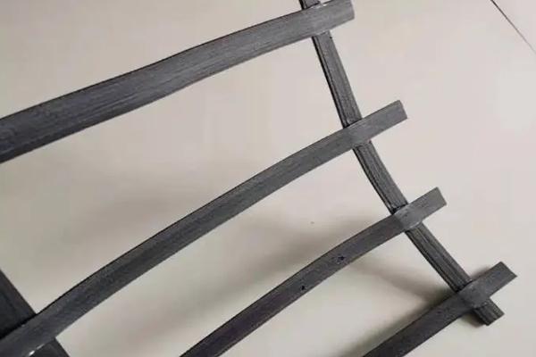 高韌性聚酯紗線集束土工格柵容易斷裂嗎  第1張