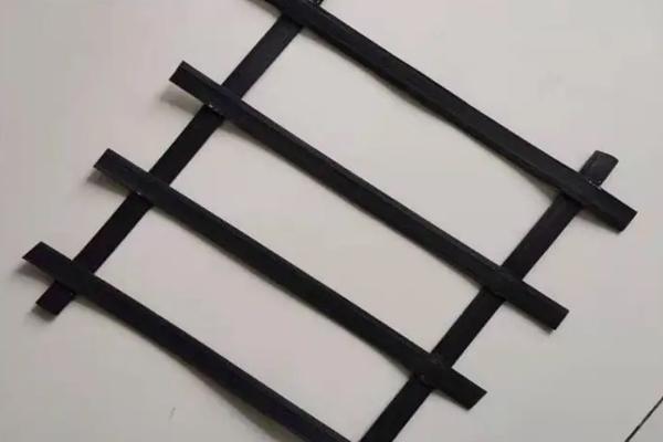 高韌性聚酯紗線集束土工格柵與高強(qiáng)聚酯纖維柔性網(wǎng)有哪些不同  第1張