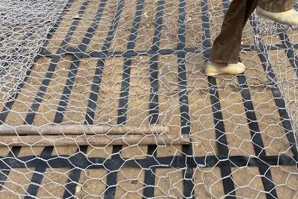 高韌性聚酯紗線集束土工格柵與聚酯經(jīng)編滌綸土工格柵有什么區(qū)別  第3張